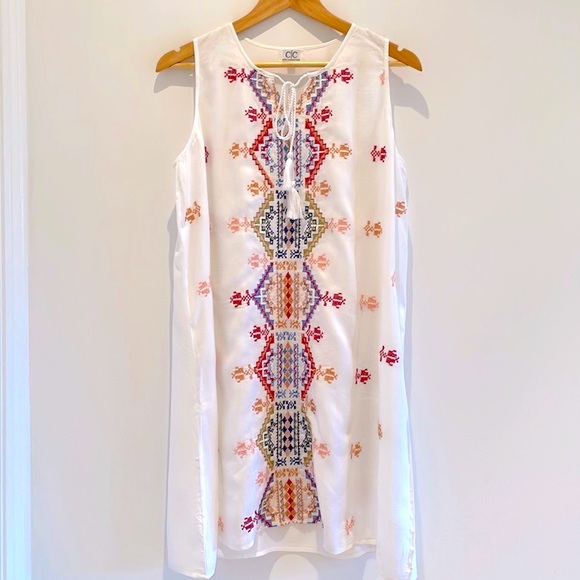 NWOT Chic Connection Women’s Lined White Embroidered Dress. Multicoloure… - Picture 3 of 6